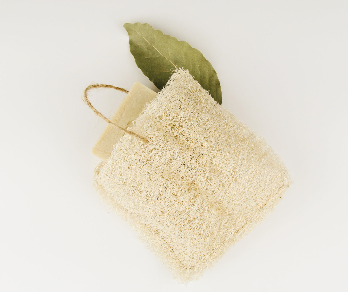 Aleppo Seife 30% Lorbeeröl mit Luffa Seifensäckchen - traditionelle Naturseife & sanftes Peeling Set